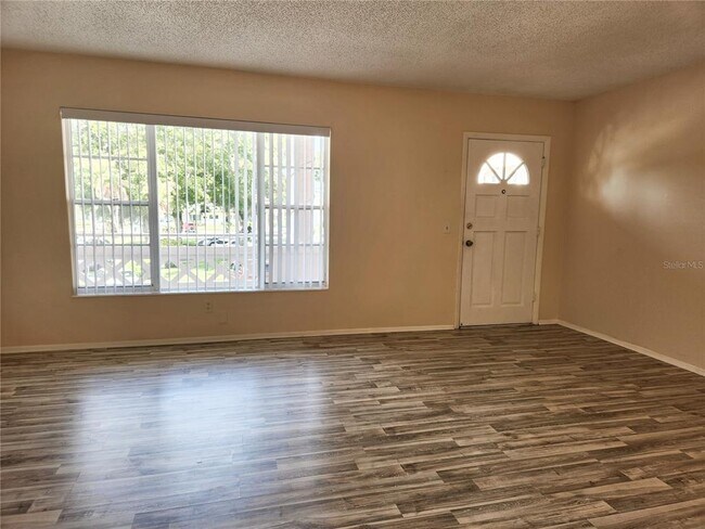 Building Photo - 2458 Columbia Dr