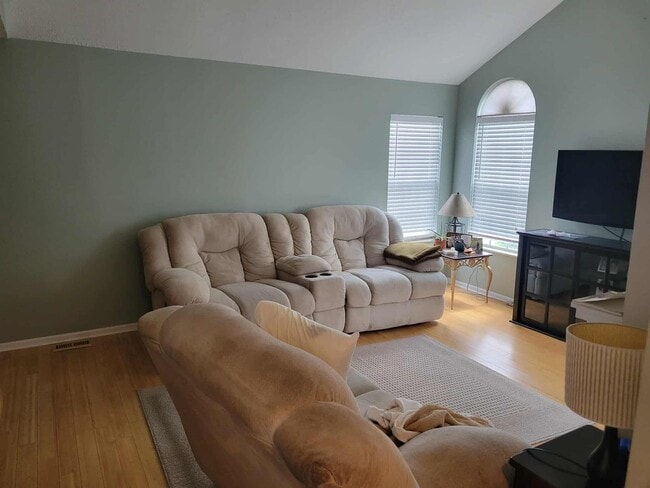 Building Photo - Two Bedroom Condo in BG