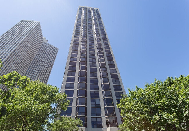 Building Photo - 2650 N Lakeview Ave