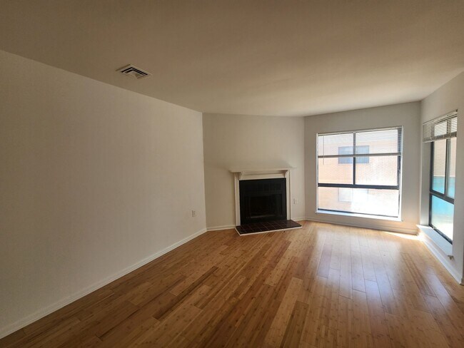 Foto del edificio - 4900 Spring Lake Dr