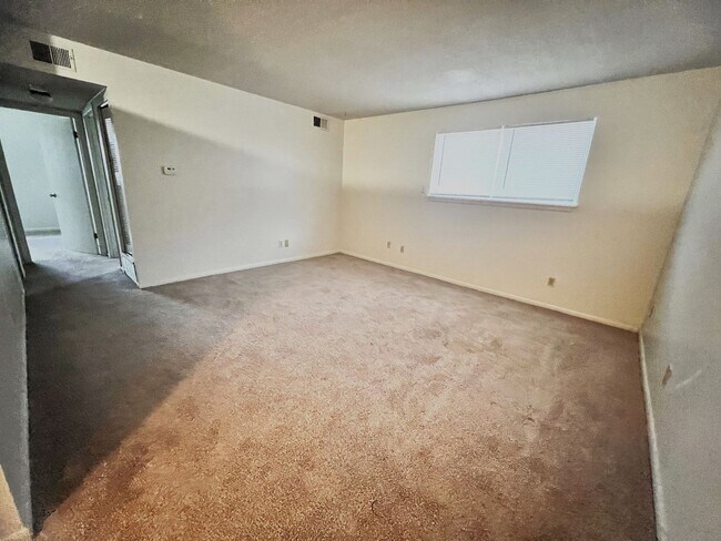 Building Photo - 2 Bedroom 1 Bath Garden Apartment Available