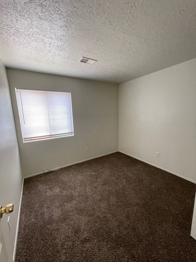 Building Photo - 956 Harrison Dr NE