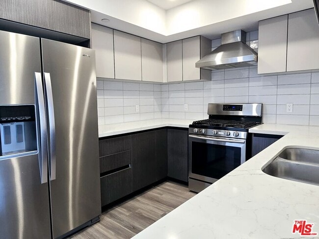 Foto del edificio - 5030 Rosewood Ave