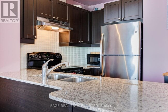 Photo du bâtiment - 3865-3865 Lake Shore Blvd W