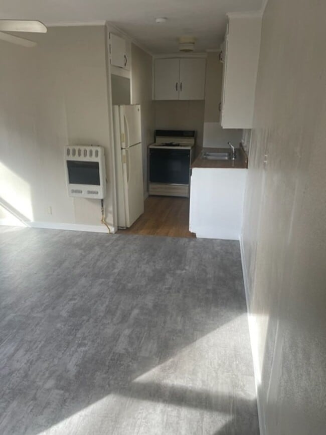 Building Photo - Cute One Bedroom