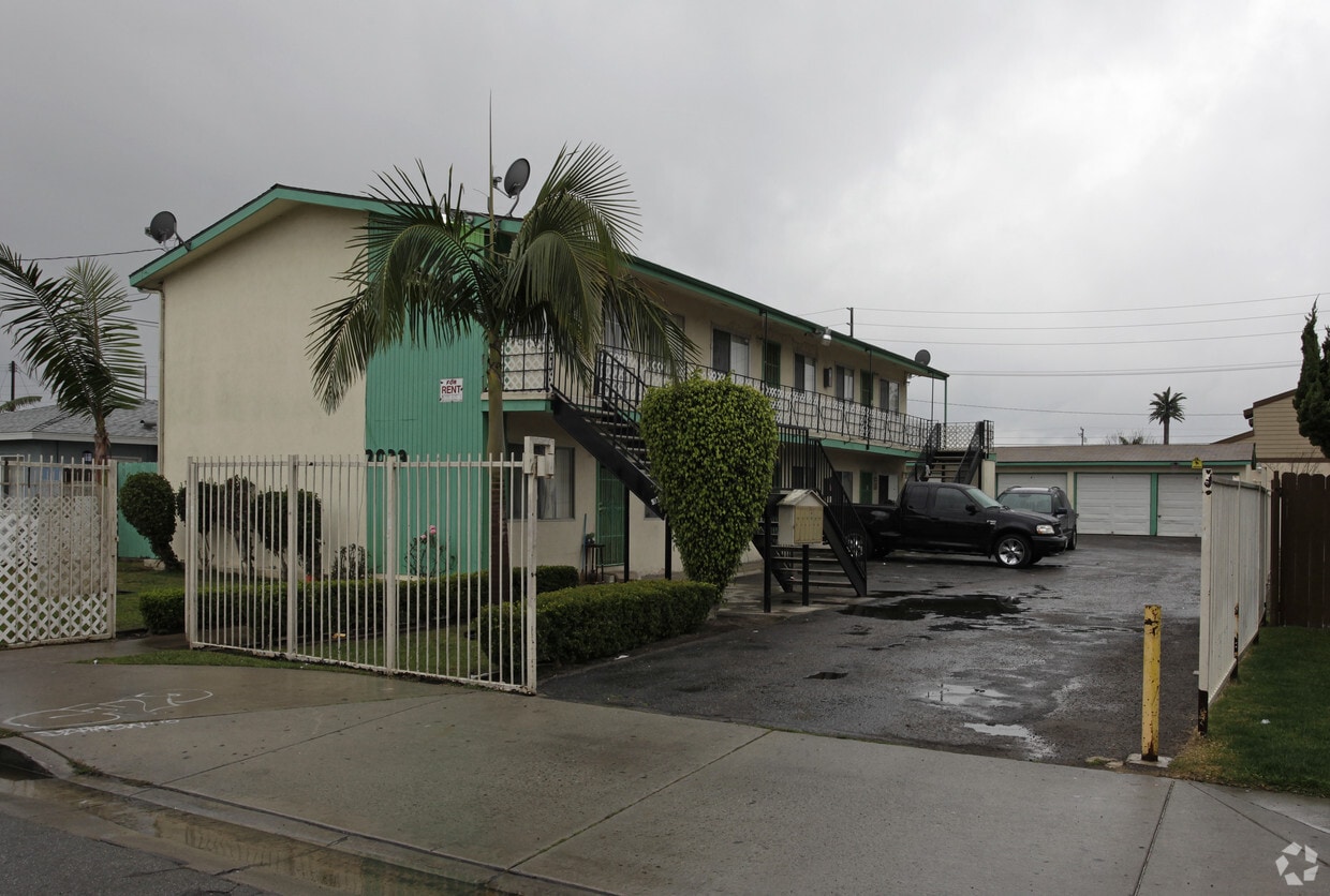 2039 Wallace Ave, Costa Mesa, CA 92627 Apartments in Costa Mesa, CA