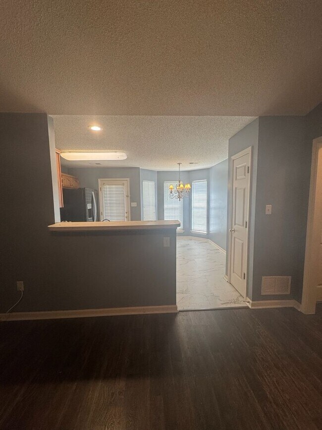Building Photo - Olive Branch- 3 BR/2 BA Includes Lawn Main...