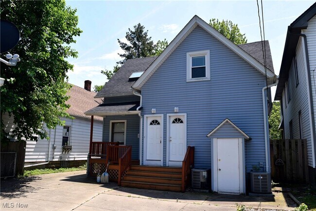 Foto del edificio - 9913 Foster Ave