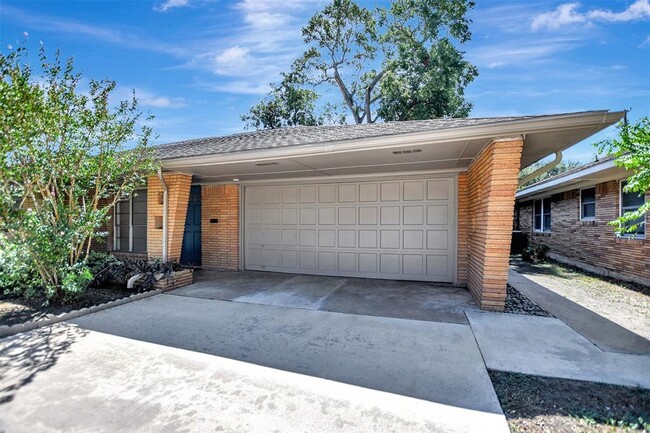 Building Photo - 4021 Silverwood Dr