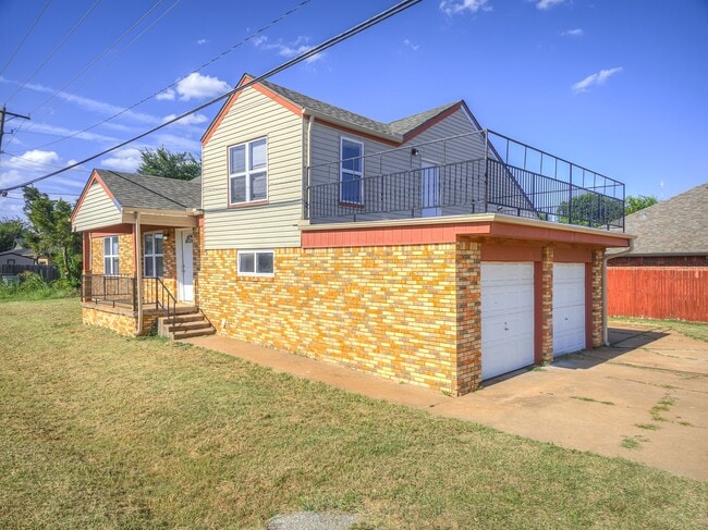 Building Photo - Charming Hone + Balcony + Centrally Locate...