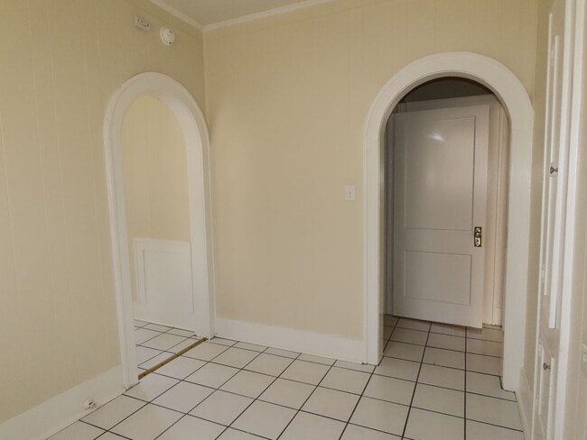 Building Photo - Charming 1 Bedroom Duplex- Water, Trash & ...