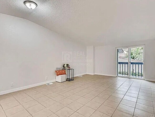 Foto del edificio - 7110 E 63rd Ave