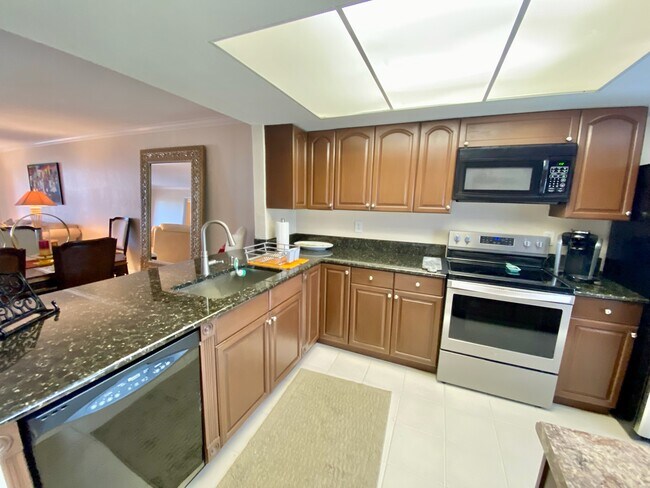 Building Photo - 145 Cypress Way E