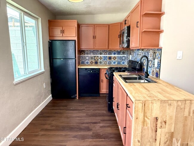 Building Photo - 2929 Grant Ave