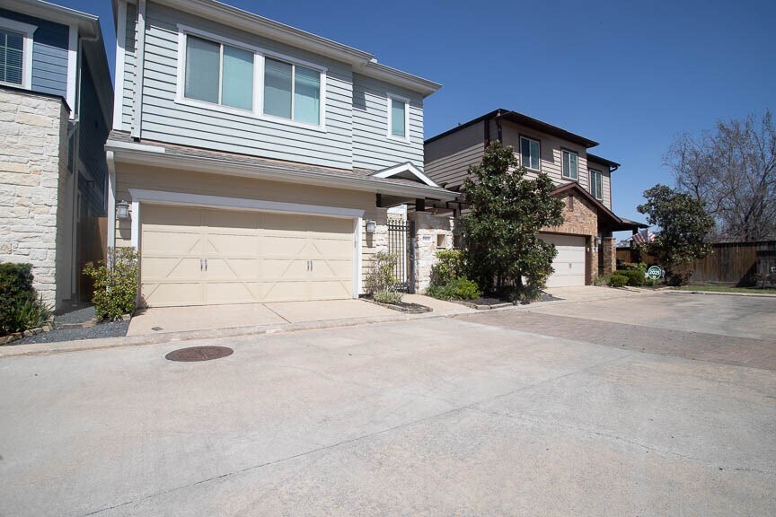 Foto principal - 8804 Narrow Leaf St