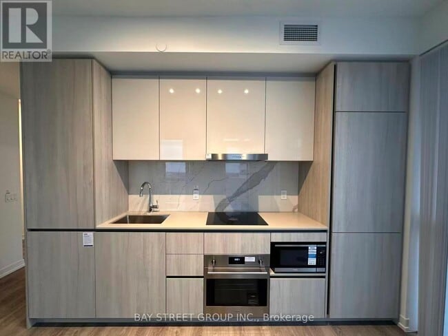 Photo du bâtiment - 8 Interchange Wy