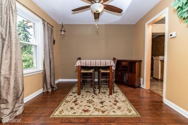 Building Photo - 3 br, 1 bath Townhome - 321 Broadmoor Ave