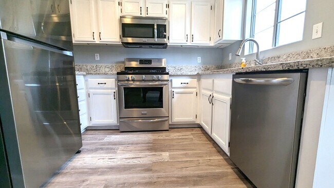 Building Photo - 1530 E SPRUCE ST #B PLACENTIA 92870 (2 BED...