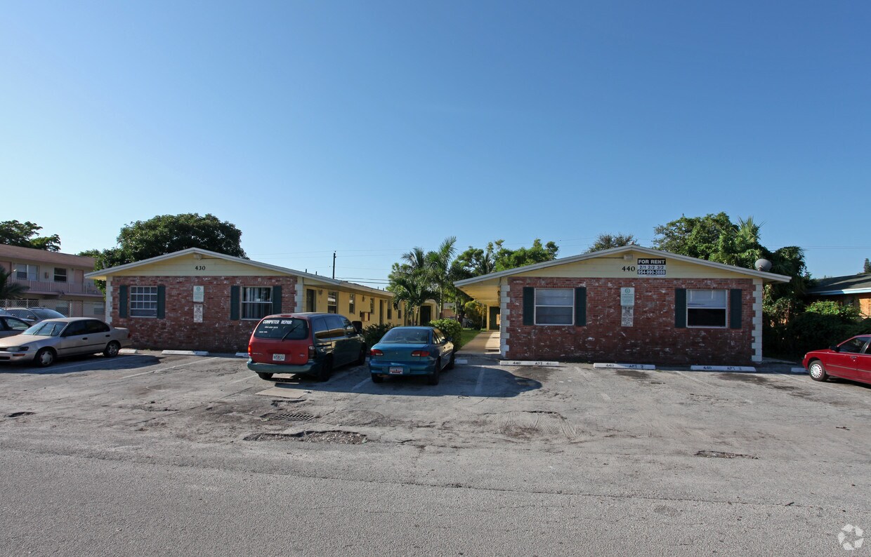 Foto del edificio - 430-440 NW 40th Ct