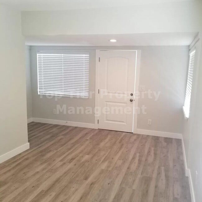 Building Photo - ***Remodeled, Charming 2 bed / 2 bath Bung...