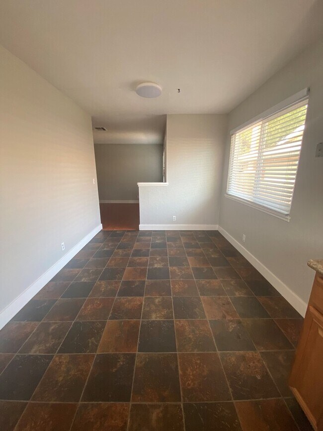 Building Photo - Beautiful Duplex in Rockin, CA!