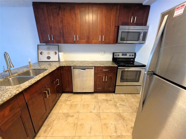 Foto del edificio - 2320 S Cypress Bend Dr
