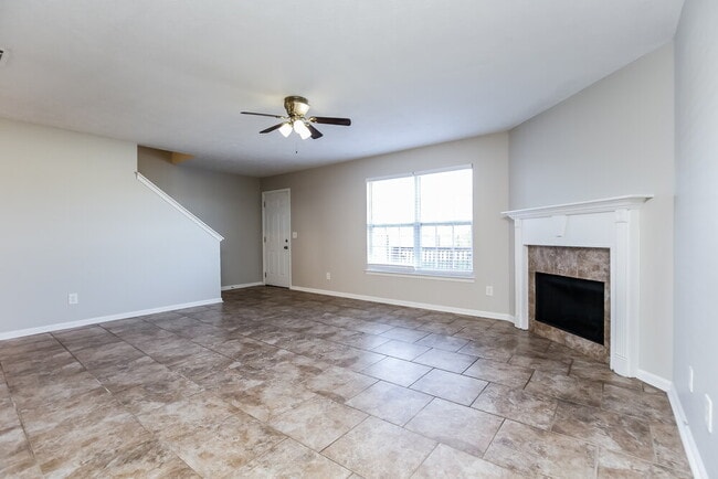 Building Photo - 172 Lyndhurst Dr