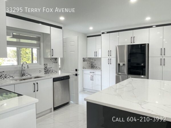 Building Photo - Gorgeous Renovated Home with 2 Kitchens!