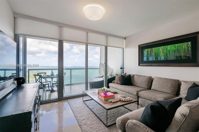 Foto del edificio - 601 NE 36th St