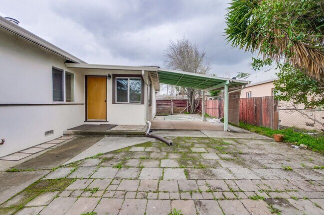 Building Photo - ***FIRST MONTH FREE*** Hardwood Floors- Ga...