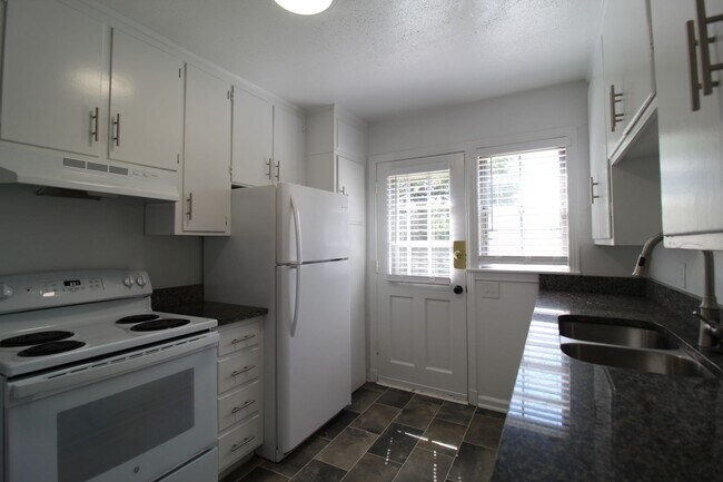 Foto del edificio - 2 Bedroom 1 Bath Duplex In The Waldo Area