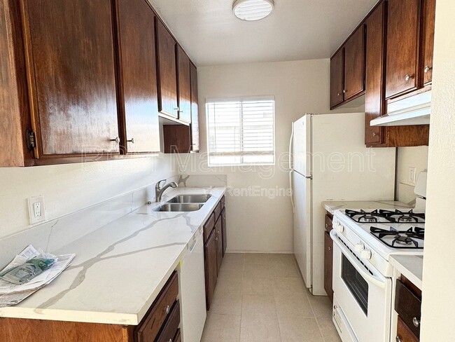 Foto del edificio - 6624 Sylmar Ave