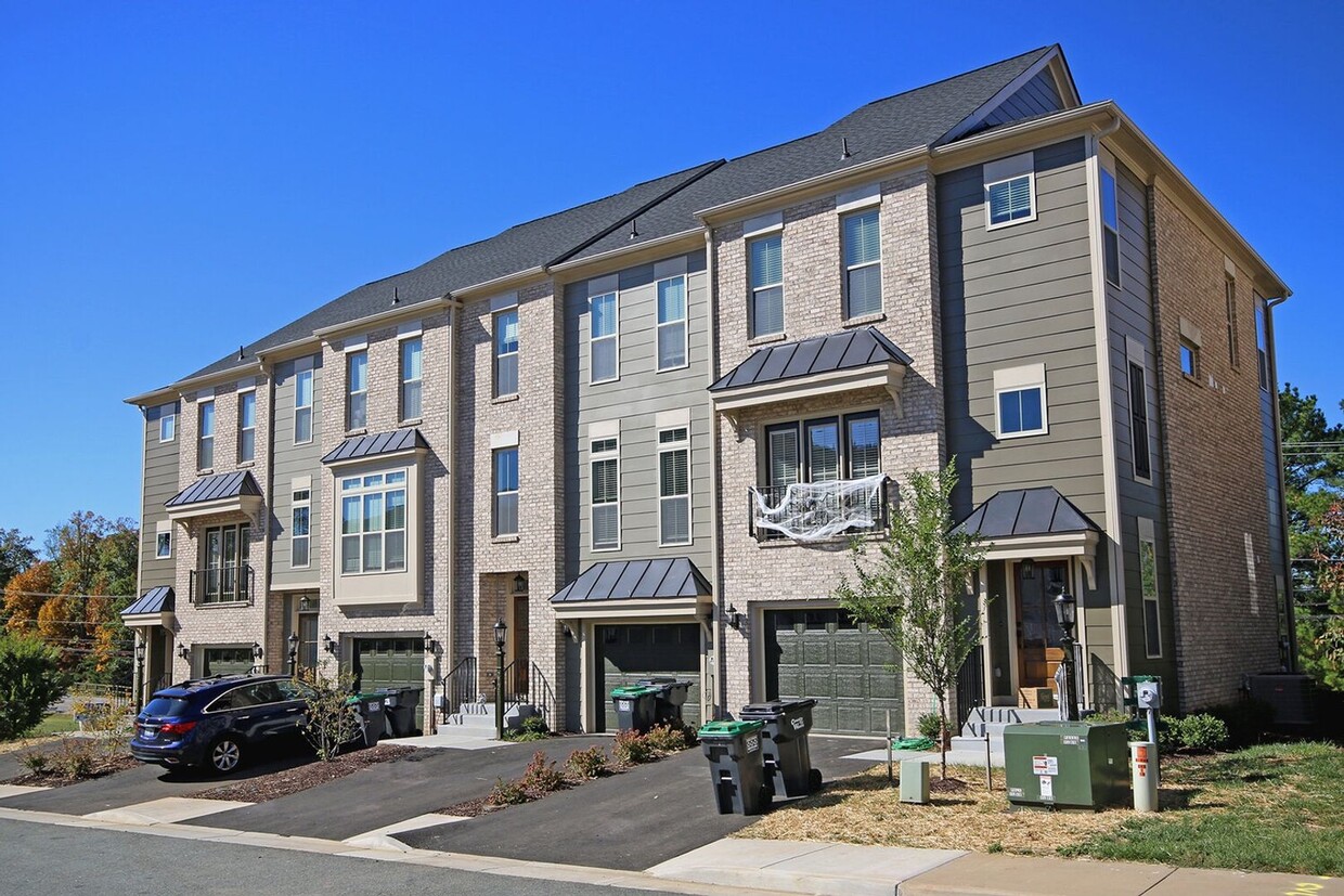 Foto principal - Beautiful Light-Filled Avinity Townhome