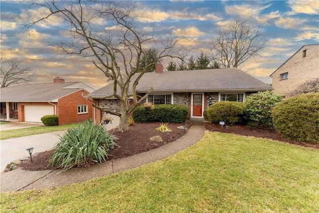 Photo - 1274 Folkstone Dr House