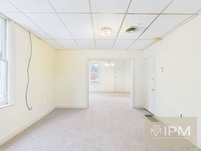 Building Photo - Charming 3 Bedroom, 1 Bath Home in Northeastern Schools!