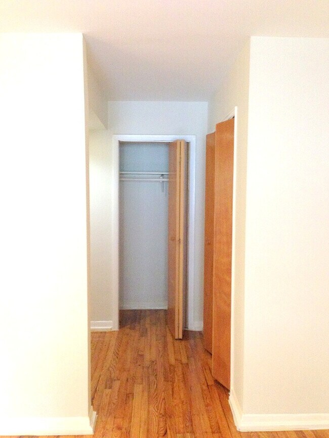 Foto del edificio - Modern, Large Apt and Heat/HW/Cooking Gas