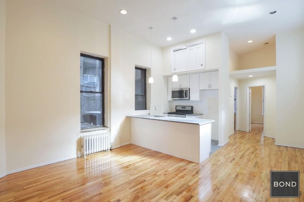 Primary Photo - 300 E 12th St