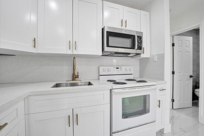 Building Photo - Dania Pointe Aportments