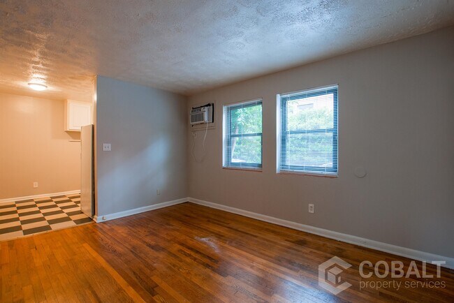 Building Photo - 1009 Greenwood Ave NE