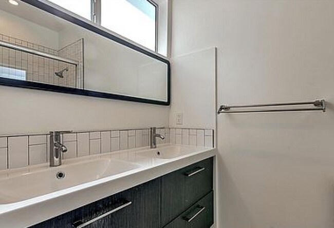 Master Bath - 14752 Greenleaf St