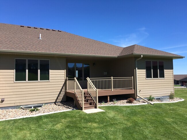 Foto del edificio - 2 BEDROOM | 2 BATH | DOUBLE GARAGE | SPACIOUS TOWNHOME