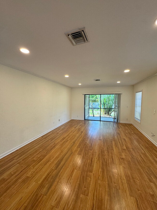 Foto del edificio - 227 SE 1st Cir