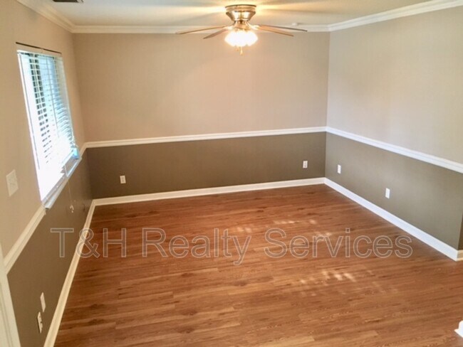 Building Photo - 1090 Greenwood Park West Dr