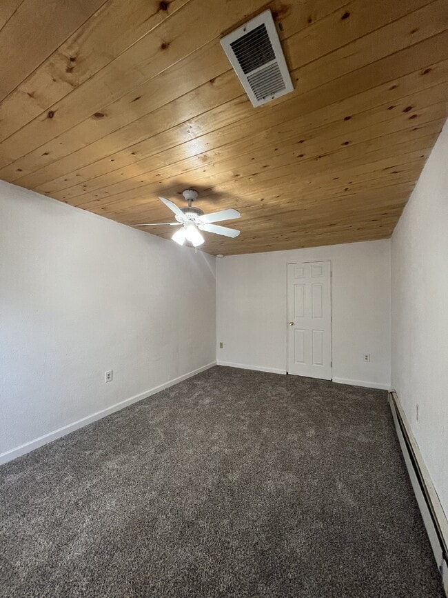Building Photo - Location, Location, Location! Convenient to UNM campus and Nob Hill shops and restaurants!