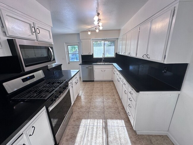 Building Photo - 813 New Stine Rd