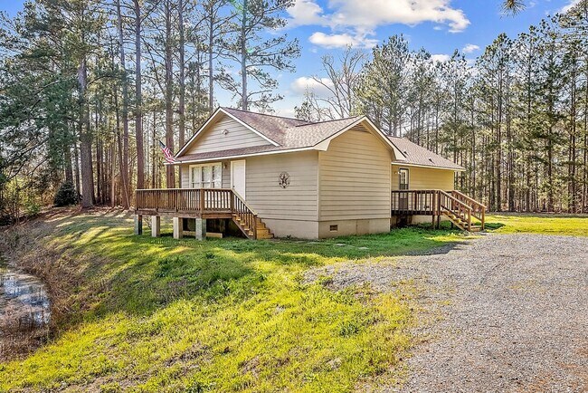 Building Photo - Country Living at its Best! 2 bedroom-2 ba...