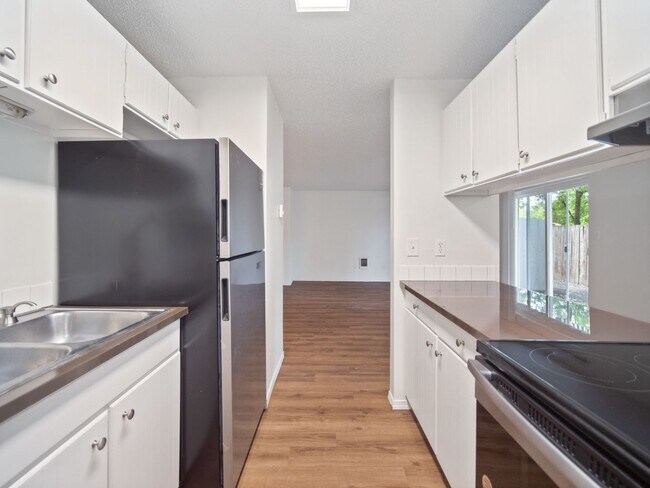 Foto del edificio - ONE BEDROOM IN DESIRABLE MILLWOOD NEIGHBOR...