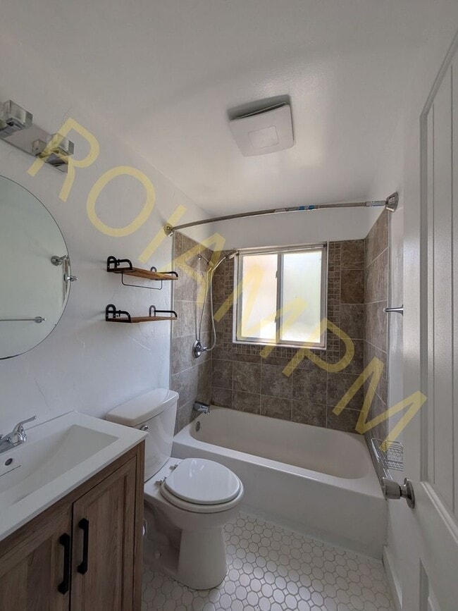 Building Photo - Spacious 4 Bed 2 Bath Home Near CSI – RV H...