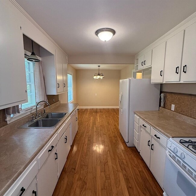 Building Photo - 1704 Kenton St