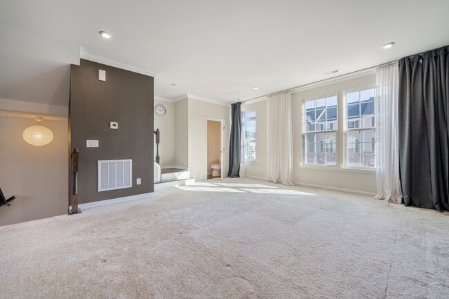 Building Photo - Beautiful 3 Story townhome waiting for you!